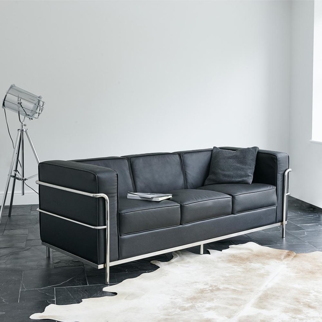 Sofa LC2. Chiếc Sofa huyền thoại được thiết kế bởi KTS Le Corbusier. Dáng dấp đơn giản có phần cục mịch của nó sẽ là lựa chọn đẳng cấp cho một phòng khách Minimalism.